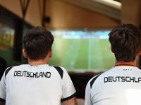 Die Spielzeiten sind diesmal für viele nicht optimal, dennoch gibt es einige Kneipen und Lokale, in denen die Fußballspiele der anstehenden Weltmeisterschaft übertragen werden.