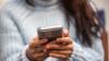 Panik im Gruppenchat? Ruhig bleiben. Kettenbriefe zu «KI liest alles mit» sind frei erfunden – Verbraucherzentralen raten: löschen, nicht weiterleiten.
