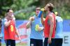 Bald auch ein festes Bild bei der WM: Es gibt bei der Fußball-WM in den beiden Halbzeiten auch eine feste Trinkpause. Hier die englische Nationalmannschaft mit Harry Kane (rechts) bei einer Trainingspause.