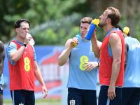 Bald auch ein festes Bild bei der WM: Es gibt bei der Fußball-WM in den beiden Halbzeiten auch eine feste Trinkpause. Hier die englische Nationalmannschaft mit Harry Kane (rechts) bei einer Trainingspause.