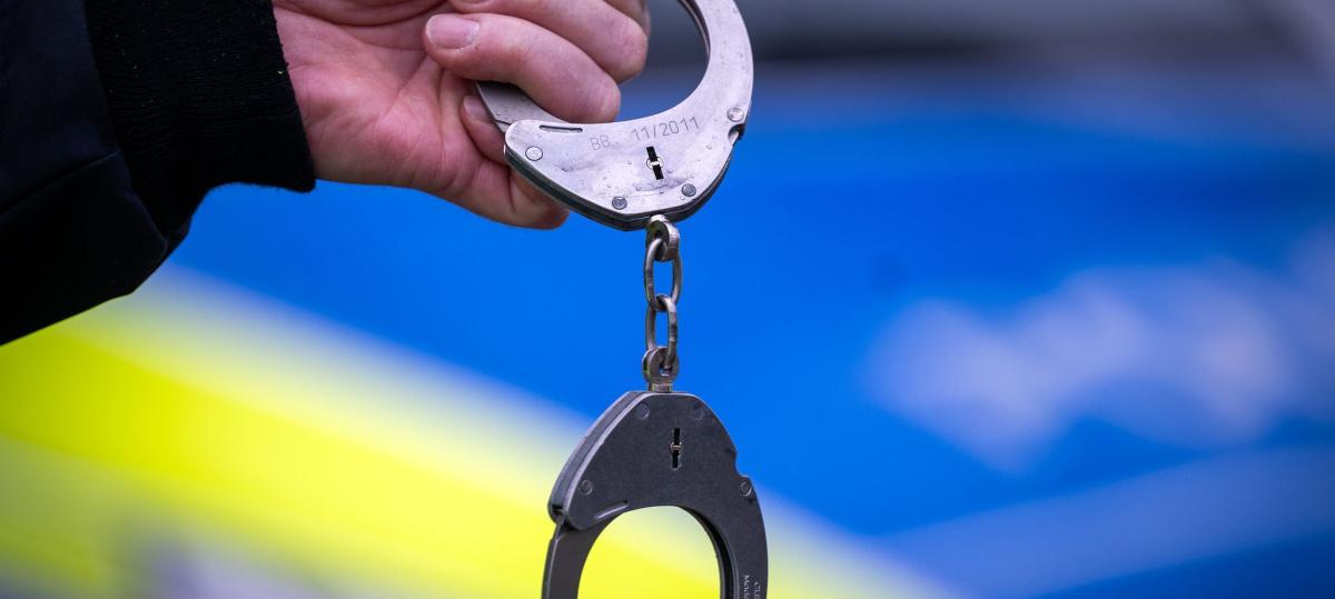 Festnahme am Flughafen: Polizei fasst 18-Jährigen nach zwei bewaffneten Überfällen