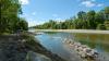 Der Blick geht flussaufwärts Richtung Langweider Brücke. Links ist der Start der Musterstrecke am Anfang des ehemaligen Gehwegs gut erkennbar.