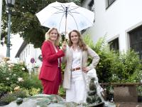 Ohne Schirm ging am Dienstag in Dießen nichts und beim Fest zum Marktjubiläum Ende Juli/Anfang August geht auch nichts ohne die Schirmherrin Henriette Prinzessin von Bayern. Das Bild zeigt sie mit Bürgermeisterin Sandra Perzul (links).
