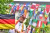Günter Kreißl mit seinen 48 Landesfahnen zur Fußball-WM 2026.