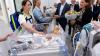 Frühchen Emilia wird symbolisch als erste Patientin im Neubau begrüßt - wenige Minuten vor ihr wurden aber schon andere Frühchen umgezogen, die weniger stabil waren.