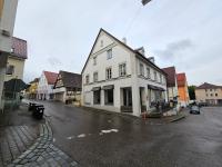 Eine Weinbar soll in dieses leerstehende Geschäft am Krumbacher Marktplatz einziehen.