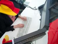 Spiele der Fußballweltmeisterschaft am Arbeitsplatz zu verfolgen, ist eigentlich nicht erlaubt. Manche Firmen im Wittelsbacher Land machen hier trotzdem eine Ausnahme.