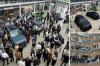 Zahlreiche Mitarbeitende von Audi verfolgten mit, wie der neue Audi Q7 in Ingolstadt erstmals der Öffentlichkeit vorgestellt worden ist.
