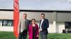 Bürgermeister Stephan Kreuzer, Zott-Verwaltungsratsvorsitzende Christine Weber und Landrat Michael Dinkelmeier freuen sich über das neue Haus der Vereine.
