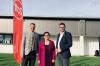 Bürgermeister Stephan Kreuzer, Zott-Verwaltungsratsvorsitzende Christine Weber und Landrat Michael Dinkelmeier freuen sich über das neue Haus der Vereine.