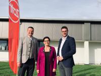 Bürgermeister Stephan Kreuzer, Zott-Verwaltungsratsvorsitzende Christine Weber und Landrat Michael Dinkelmeier freuen sich über das neue Haus der Vereine.