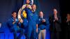 Artemis III-Besatzungsmitglied Luca Parmitano grüßt während einer Pressekonferenz im Johnson Space Center.