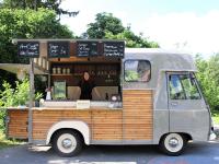 Melanie Pils hat sich mit ihrer charmanten "Bar Voyage" selbstständig gemacht. Mit ihrem Vintage-Foodtruck sorgt sie auf Festivals und auf privaten Partys für stilvolle Cocktails.