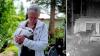 Christine Vogel mit Kaninchen Flocke in ihrem Garten in Krumbach. Kaninchen Bärli ist verschwunden.