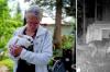 Christine Vogel mit Kaninchen Flocke in ihrem Garten in Krumbach. Kaninchen Bärli ist verschwunden.