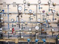 Diverse analoge und digitale Anzeigen in der Anlage des Gasspeichers Wolfersberg.