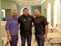 Von links: Inhaber Essam, Chefkoch Fadi und Inhaber Nawar im neuen arabischen Restaurant „Nessma Orient“.