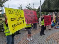 Gegen den AfD-Stadtrat Emanuel Böck demonstrierten in Königsbrunn rund 60 Personen vor der Stadtratssitzung am Dienstag. Böck hatte in einem Video "Ausländer raus, Deutschland den Deutschen" gesungen.
