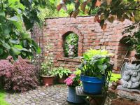 Der Garten von Doris Rammer in Nordheim besticht durch viele malerische Ecken und Sichtachsen. Hier ist nur eine der lauschigen Nischen, die sich dort finden.
