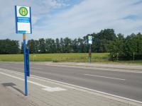 Diese Bushaltestelle bei Walchshofen liegt außerorts direkt an der Kreisstraße AIC 1. Ein Leser sieht bei den Haltepunkten des Aichacher Stadtteils Risiken.