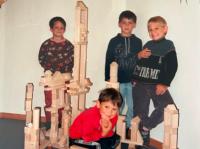 Manuel Knoll (links) zählte zu den ersten Kindern, die den neuen Kindergarten Adolph Kolping besuchten. In der Spielecke ist der heutige Abgeordnete mit (von links) Daniel Ballis, Benedikt Veh und Jochen Schaller zu sehen.