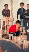 Manuel Knoll (links) zählte zu den ersten Kindern, die den neuen Kindergarten Adolph Kolping besuchten. In der Spielecke ist der heutige Abgeordnete mit (von links) Daniel Ballis, Benedikt Veh und Jochen Schaller zu sehen.