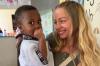 Franziska Hauke in der Daycare in Arusha mit einem kleinem Jungen.