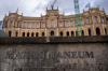 Der bayerische Landtag im Maximilianeum. Wer dort als Abgeordneter ein- und ausgeht, verdient bald etwa 10.595 Euro brutto im Monat.