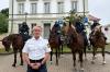 Karl Schreiner, Leiter der Polizeiinspektion Friedberg, freut sich über die Unterstützung durch die Reiterstaffel aus München.