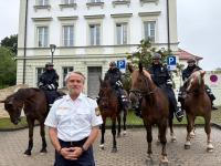 Karl Schreiner, Leiter der Polizeiinspektion Friedberg, freut sich über die Unterstützung durch die Reiterstaffel aus München.