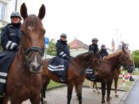Alessa Quintes (vorne links) auf Uno mit ihren Kolleginnen und Kollegen der Reiterstaffel aus München in Friedberg.