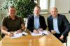 Matthias Korber, OB Gerhard Schoder und Stadtrat Roland Habermeier haben den Vertrag für den Glasfaserausbau in Zell besiegelt.