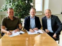 Matthias Korber, OB Gerhard Schoder und Stadtrat Roland Habermeier haben den Vertrag für den Glasfaserausbau in Zell besiegelt.