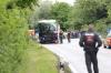 Ein Linienbus steht nach einem Zusammenstoß mit einem anderen Bus beschädigt auf der Straße. Es sollen bei dem Unfall mehrere Kinder verletzt worden sein,