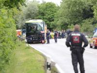 Ein Linienbus steht nach einem Zusammenstoß mit einem anderen Bus beschädigt auf der Straße. Es sollen bei dem Unfall mehrere Kinder verletzt worden sein.