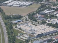 Auf einem rund 21.000 Quadratmeter großen Grundstück (Fläche links hinten im Bild) an der Industriestraße im Aichacher Stadtteil Ecknach lässt sich eine neue Firma nieder. Hier sollen Hallen für Produktion und Lagerung sowie ein Verwaltungs- und Bürogebäude entstehen.