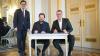 Im Königssaal des Nationaltheaters hat Popelka (m.) nun mit Bayerns Kunstminister Markus Blume (r.) den Vertrag unterschrieben, zur Freude von Staatsintendant Serge Dorny (l.)