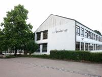 Die Eberlin Mittelschule in Jettingen stammt zum Teil aus den 60er Jahren. Um sie zukunftsfähig zu erhalten, wäre eine umfangreiche Sanierung, gegebenenfalls ein Anbau erforderlich.