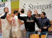 Auch wenn es eine Saison mit Höhen und Tiefen war, kann Cheftrainer Ajtony Imreh (in Schwarz) der Spielzeit 2025/2026 viel Positives abgewinnen.