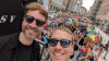 Marcus Gertzen (links) ist Oberarzt im Bezirkskrankenhaus Augsburg (BKH). Die Bezirkskliniken Schwaben und der Krisendienst Schwaben nehmen seit 2024 mit einem eigenen Wagen an der Parade teil. Das Foto zeigt Gertzen (links) und seinen Stationskollegen David Goldau (rechts) auf dem Christopher Street Day 2025.