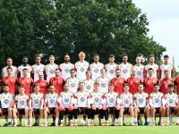 Deutsches Teamfoto mit 27 Spielern und Jonas Urbig in der vorderen Reihe (5vr).