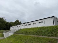 Auf dem Hügel, über den alten Kabinen, befinden sich die neuen Container-Kabinen des Hans-Wenninger Stadions.