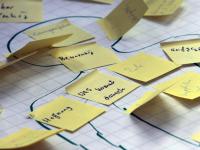 In der Gruppe profitieren Patientinnen und Patienten oft auch von den Erfahrungen und der Problemlösungskompetenz anderer Teilnehmer.