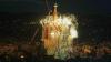 Die Basilika der Sagrada Família in Barcelona ist von Feuerwerkslichtern umgeben, nachdem Papst Leo XIV. den Jesus-Turm gesegnet hat.