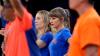 Taylor Swift und Este Haim schauen während der ersten Hälfte von Spiel 4 in der NBA-Finalserie zwischen den New York Knicks und den San Antonio Spurs zu.