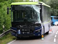Der Linienbus nach dem Zusammenstoß: Die Scheibe ist zersplittert, die Front verbogen. Bei dem Unfall nahe Herbertshausen werden mehrere Personen verletzt. Ein Kind kommt ums Leben.