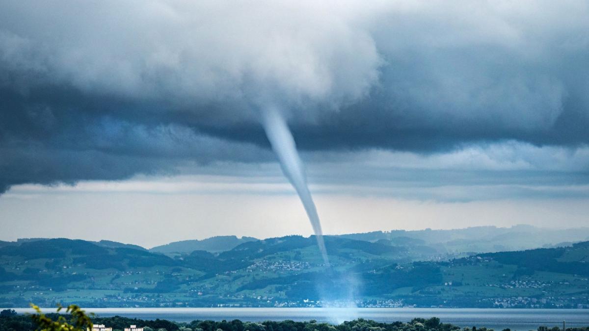 Seltenes Naturschauspiel: Wasserhose fegt über den Bodensee