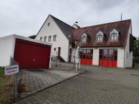 Einen neuen Standort für die Garage des First Responder Teams muss die Gemeinde Adelzhausen suchen. Sie steht auf dem Teilstück eines Nachbargrundstücks, das die Kommune angepachtet hat.
