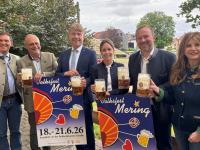 Bauereichef Umberto von Beck-Peccoz, Kulturbeauftragter Klaus-Dieter Ruf, Mathias Kennerknecht,Christina von Grauvogl, Bürgermeister Florian Mayer und Festwirtin Michaela Kemper freuen sich schon auf das Meringer Volksfest.