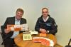 Bürgermeister Michael Lederer und Projektleiter Matthias Fischer präsentieren die Broschüre, die zahlreiche Tipps zur Notfallvorsorge enthält und zum Projektstart an alle Haushalte in Karlshuld verteilt werden soll.